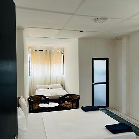 Ramlyn Guesthouse & Restaurant Negombo Exterior photo