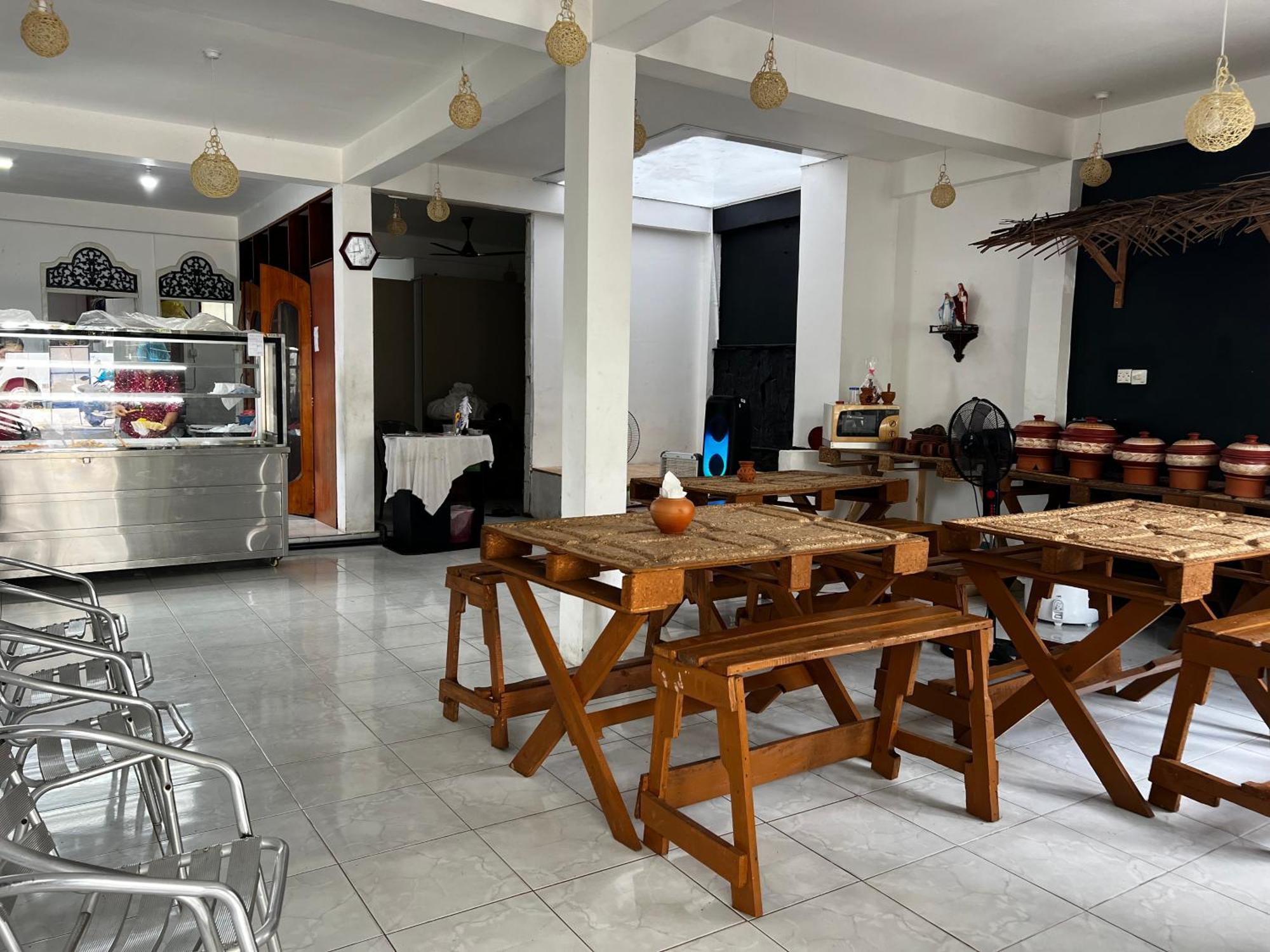 Ramlyn Guesthouse & Restaurant Negombo Exterior photo